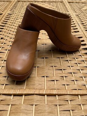 Vince Tan Leather Platform Clogs Women’s 9.5